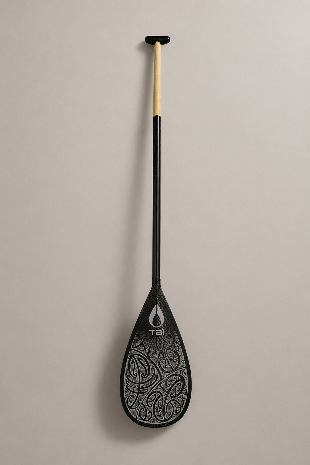 TAI HIKU CARBON - POUTAMA MANGOPARE SILVER - 9.5" CARBON ELITE PADDLE