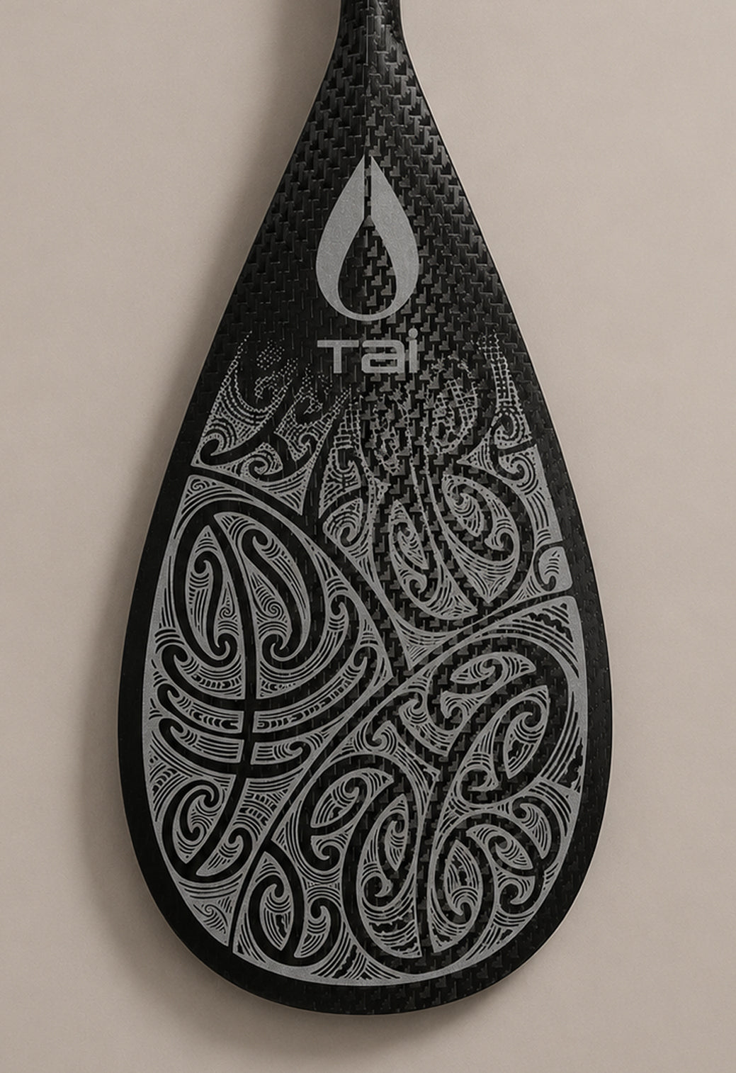 TAI HIKU CARBON - POUTAMA MANGOPARE SILVER - 9.5" CARBON ELITE PADDLE
