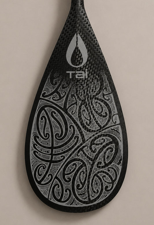 TAI HIKU CARBON - POUTAMA MANGOPARE SILVER - 9.5" CARBON ELITE PADDLE